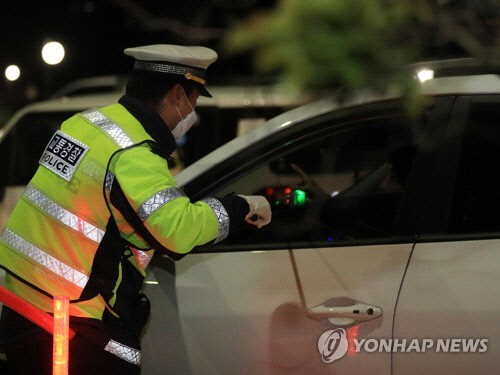 비접촉 감지기 통한 음주 단속[연합뉴스]